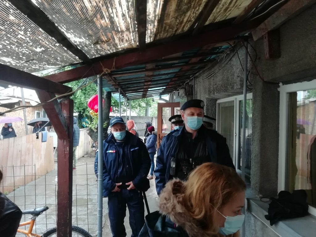 Evacuare cu gaze lacrimogene în Cluj. O locuinţă socială, scena luptelor. Video