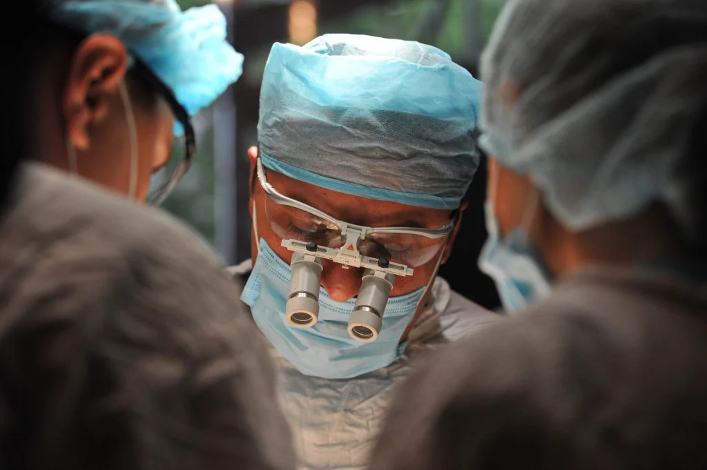 Un medic a uitat în corpul unei fetite pansamentele sterile folosite la operatia de apendicită. De ce a scăpat nepedepsit