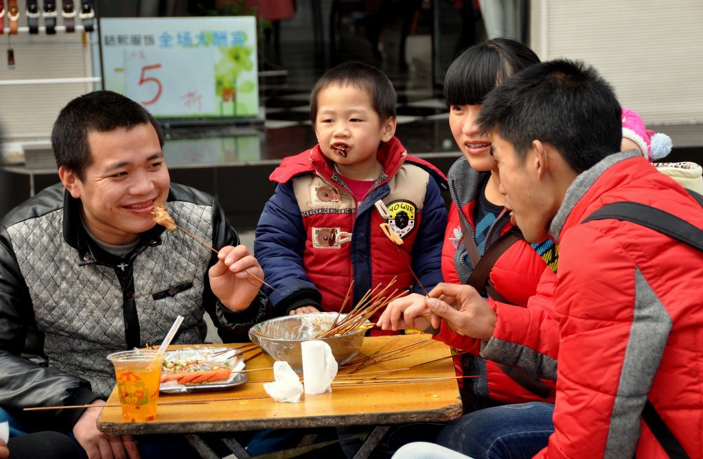 China va permite cuplurilor să aibă și cel de-al treilea copil în familie