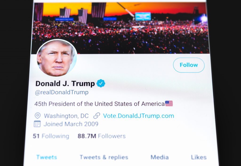 Twitter suspendă utilizatorii care transmiteau mesajele lui Donald Trump. Fostul președinte are ban pe viață