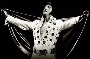 Cât a plătit un colecționar pentru o haină purtată de Elvis Presley