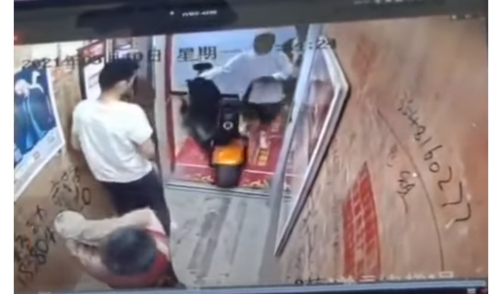 Teroarea vine din lift. O bicicletă electrică a explodat în China. Un bebeluș se zbate între viață și moarte. VIDEO