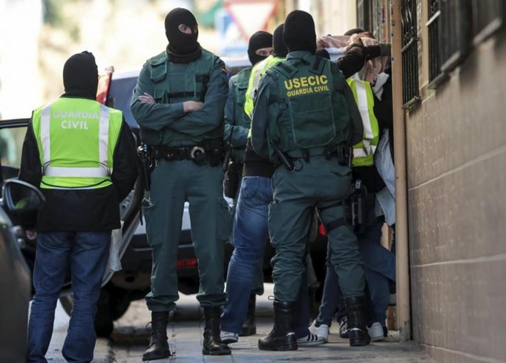 Operațiunea ”Puma” în Spania. Cinci români care atacau magazinele de telefoane mobile au fost arestați