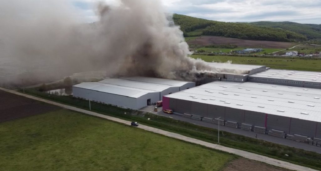 Incendiu de proporții la o fabrică de hârtie igienică. Angajații nu au reușit să facă față flăcărilor. VIDEO
