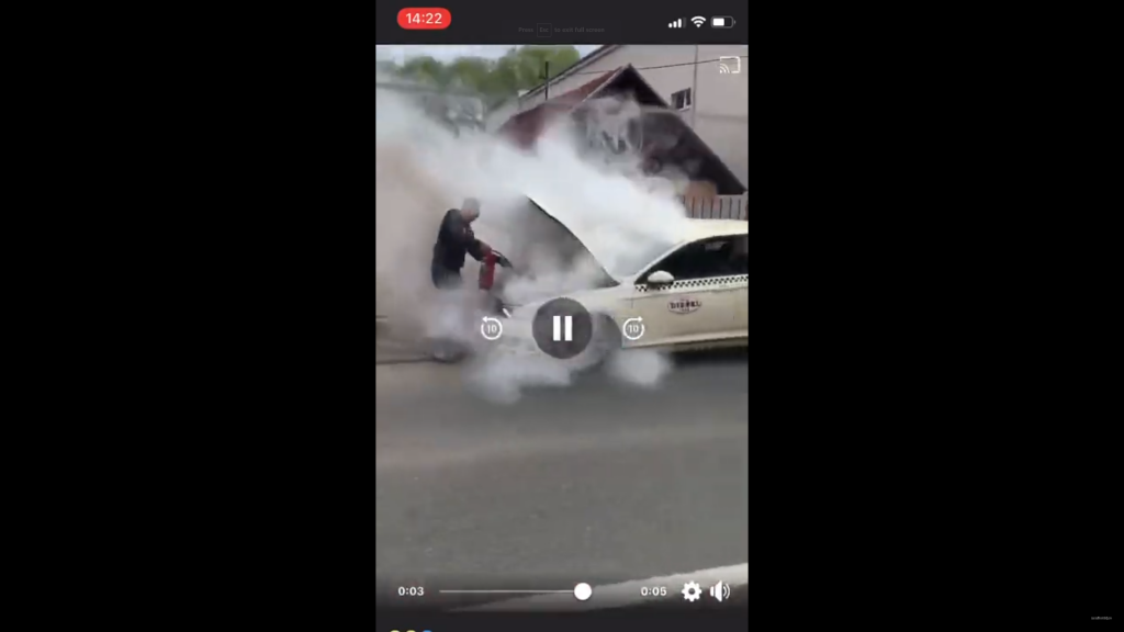 Taxi cuprins de flăcări în Cluj Napoca. Cum a reușit șoferul să stingă focul. VIDEO