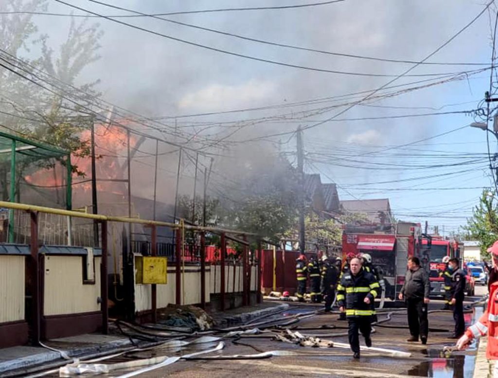 Incendiu de proporții la Bârlad, de la o lumânare. Opt case, în flăcări. Au intervenit pompierii din trei județe. VIDEO