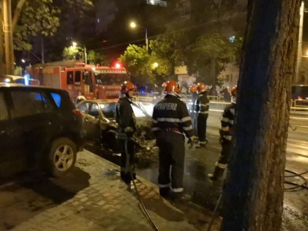 Incident grav în Capitală. O mașină a luat foc în trafic. Victime cu arsuri, transportate de urgență la spital