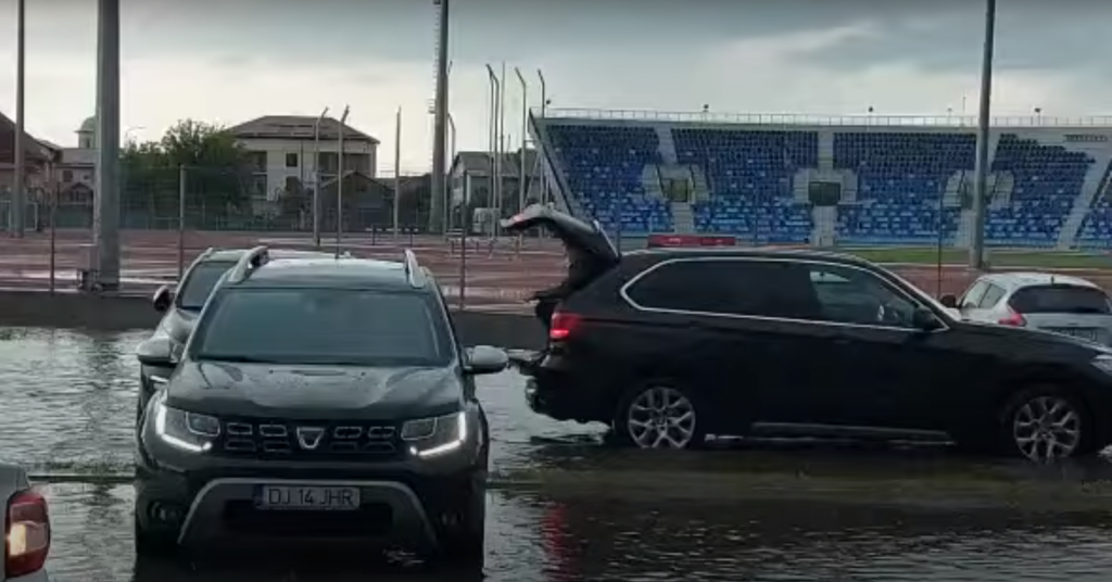 Cum s-au plimbat în portbagaj consilierii locali din Craiova după ce parcarea a fost inundată după o ploaie