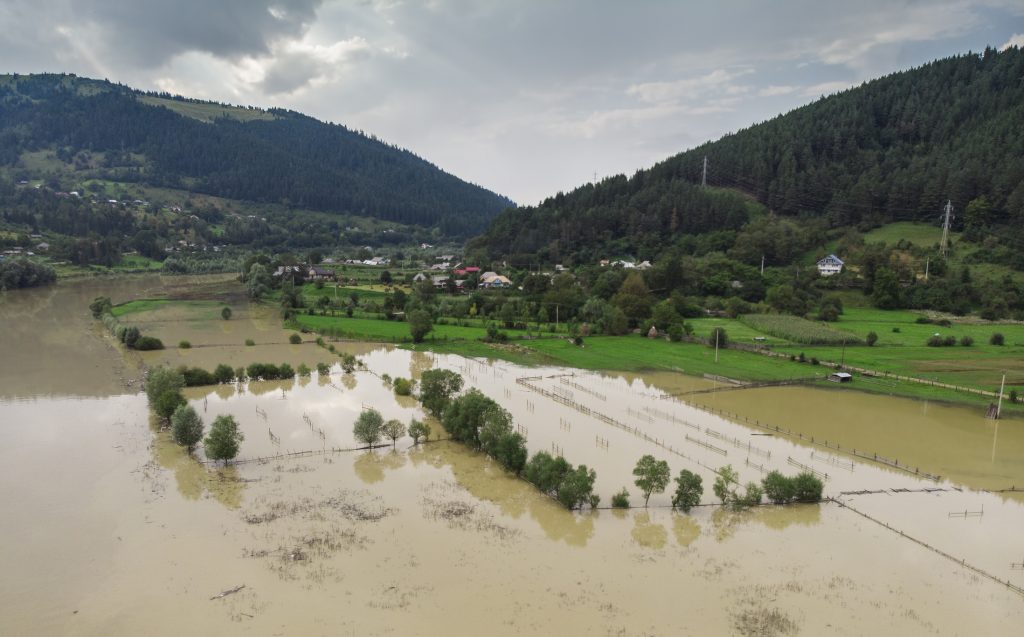 România se scufundă sub ape, din cauza ploilor abundente. Unde sunt cele mai mare probleme