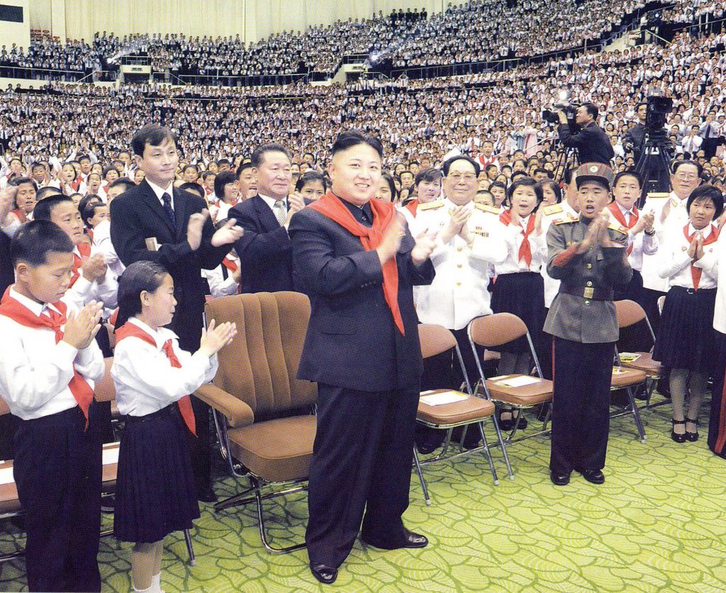 Kim Jong-un a luat-o razna! A interzis blugii skinny și a aprobat noul model de tunsoare
