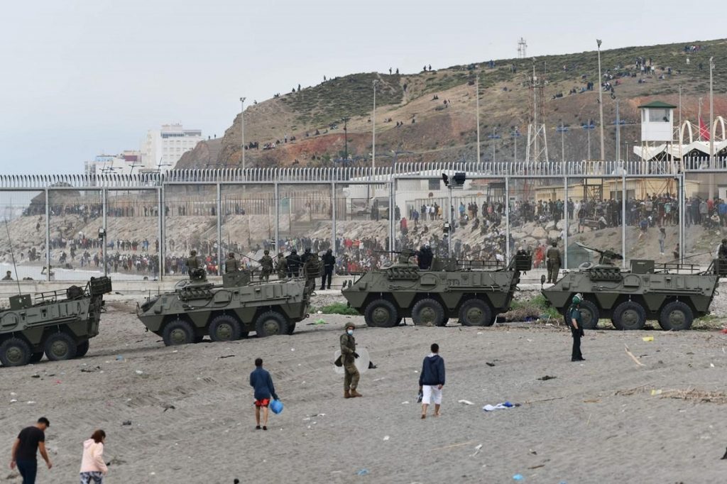 Situație critică în Spania. Au fost trimise trupele militare la Ceuta. 1500 de minori forțează granița