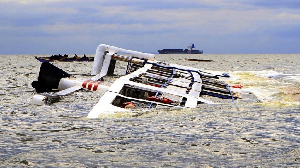 Tragedie uriașă pe apă. Au supraviețuit doar 20 de pasageri, 160 au murit
