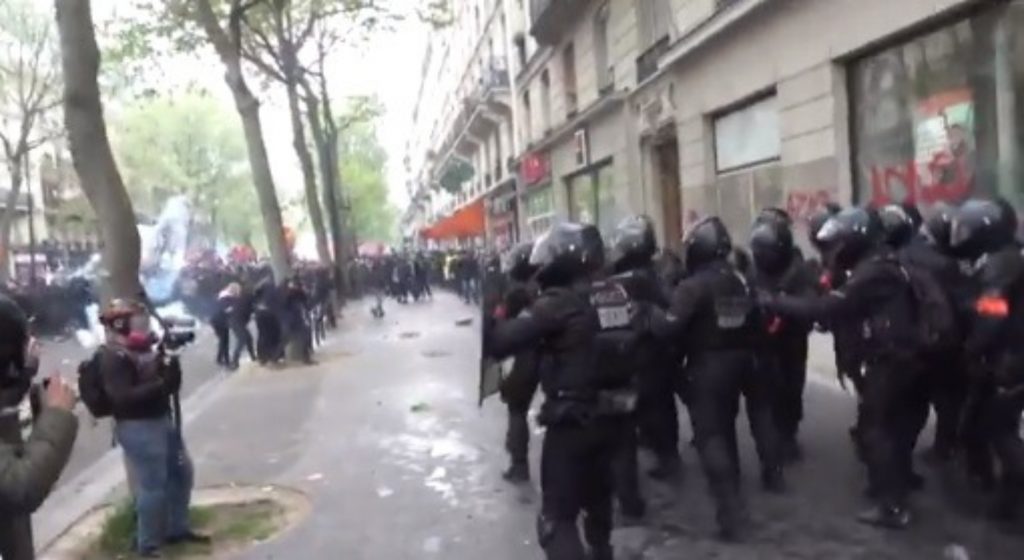 Protestele din Paris au culminat cu 34 de arestări. Ziua Muncii a scos mii de francezi în stradă