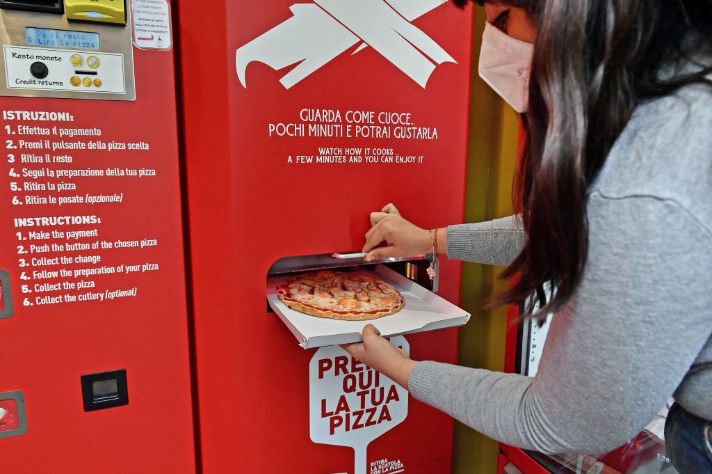Primul automat de pizza, instalat în centrul Romei. Clienții nu sunt foarte încântați