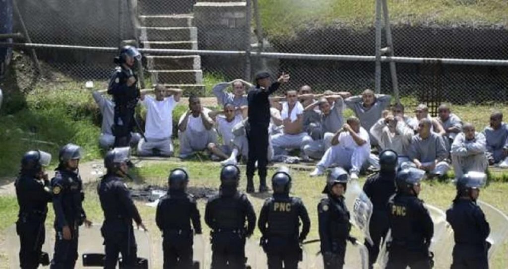 Sute de polițiști au ajuns în închisorile unde au izbucnit două revolte violente și încearcă să oprească teroarea