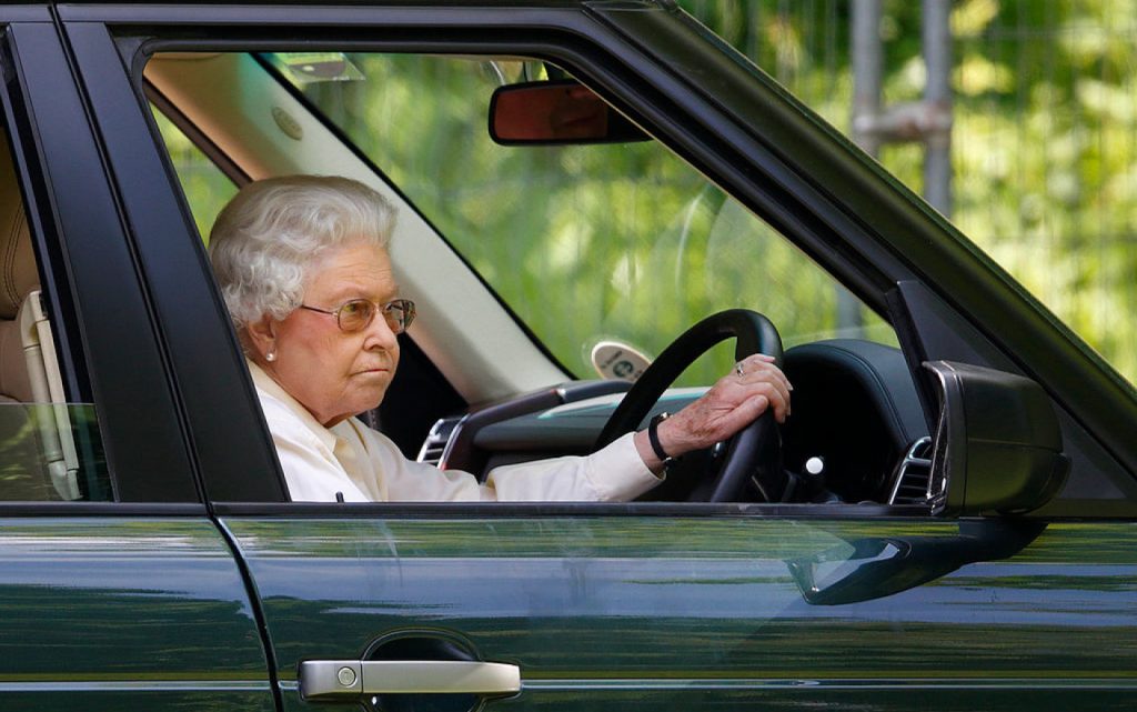 Regina Angliei și-a scos una dintre mașini la vânzare. Cât valorează modelul deosebit