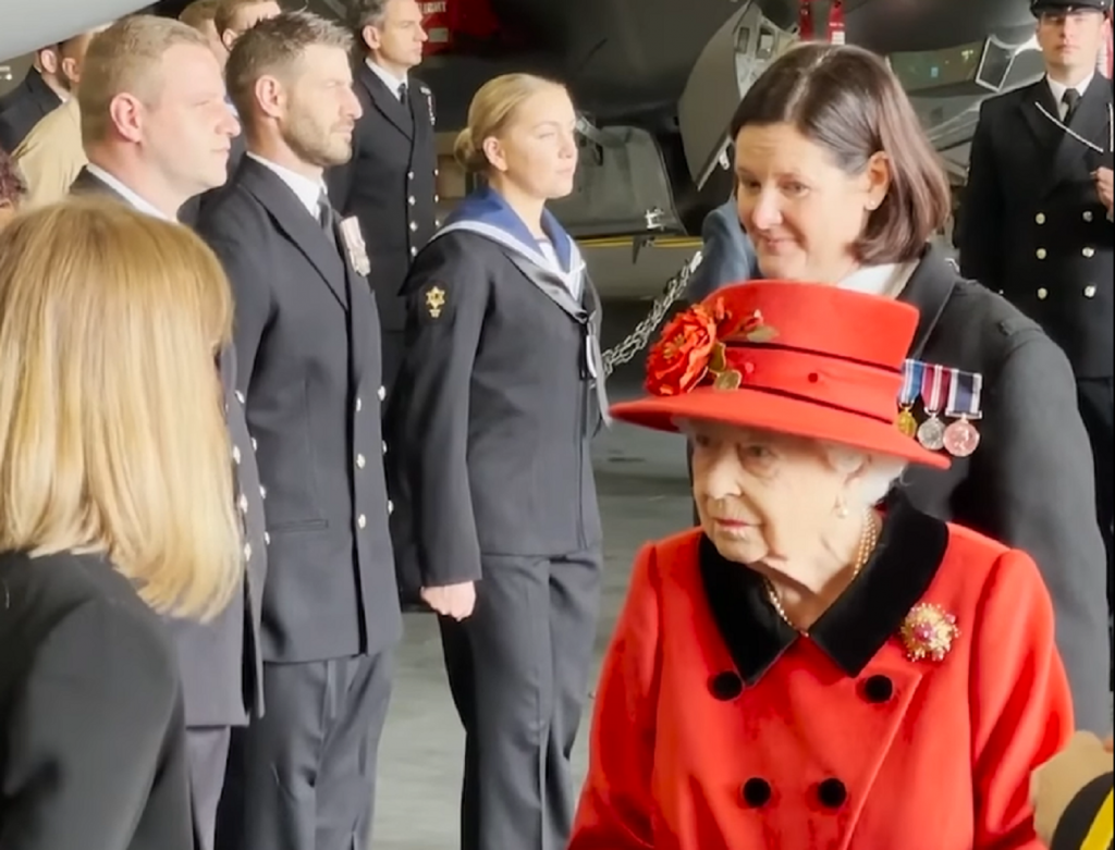 Regina Elisabeta, singură în prima vizită oficială de după moartea prințului Philip. În roșu aprins, la bordul navei pavilion a Marinei Regale