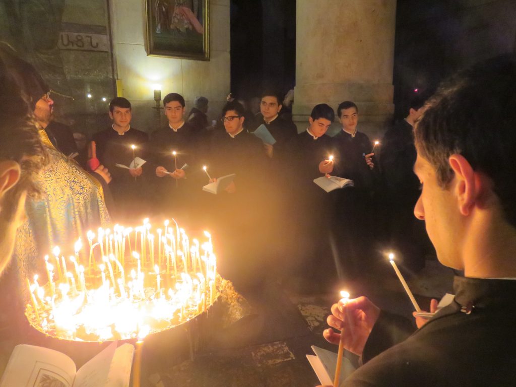 Mitropolia Moldovei aduce, de Paști, Lumina Sfântă de la Ierusalim