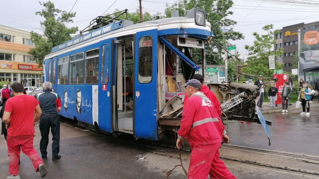 Accident violent între un TIR și un tramvai la Iași. Distrugerile sunt masive