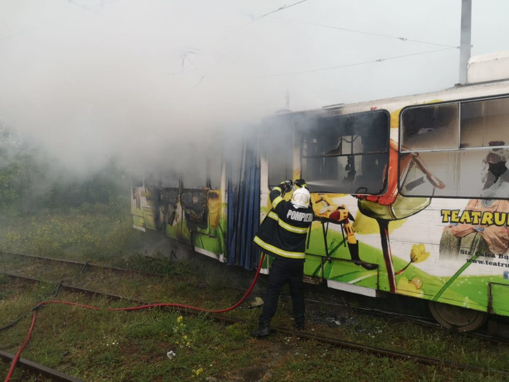 Panică în trafic. Un tramvai aflat în mers a luat foc, după ce a fost lovit de un fulger. VIDEO