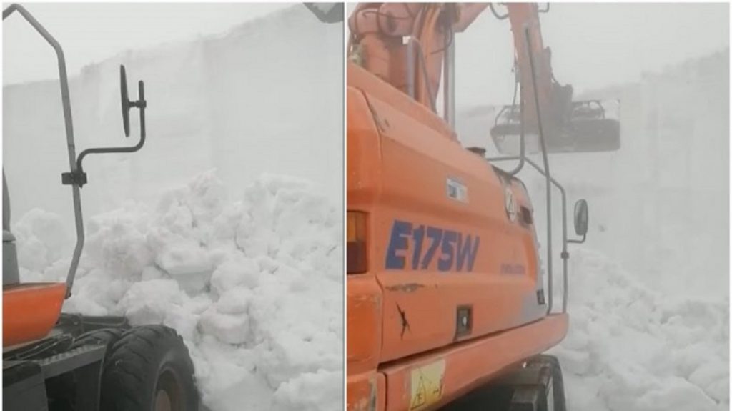 Zona din România unde zăpada atinge 6 metri, după ce a nins abundent. Drumarii fac eforturi ca să curețe drumul. VIDEO