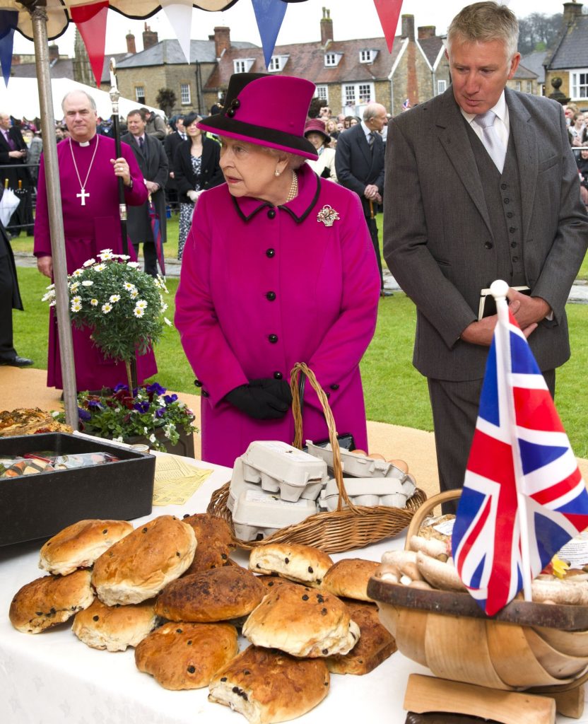 Bizarele obiceiuri alimentare ale Reginei Marii Britanii. Educația victoriană trasformă mâncatul unui fruct într-un supliciu