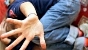 Un monstru și-a bătut soția cu biciul peste spate, lovind și micuțul de 11 luni, aflat în brațele ei