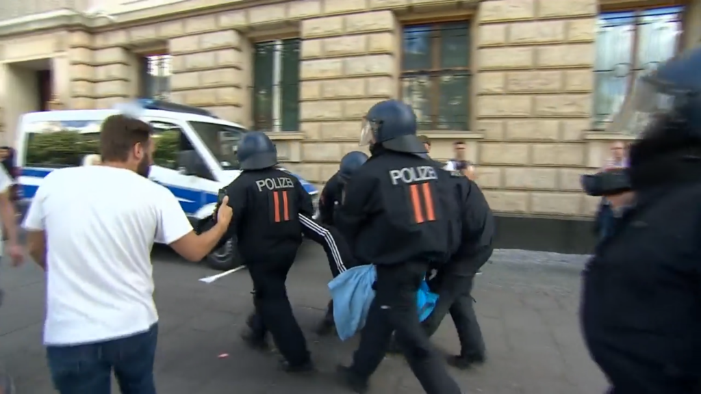 Germania: 60 de poliţişti, răniţi în ciocniri cu protestatari. Clădirea din Berlin, ocupată ilegal