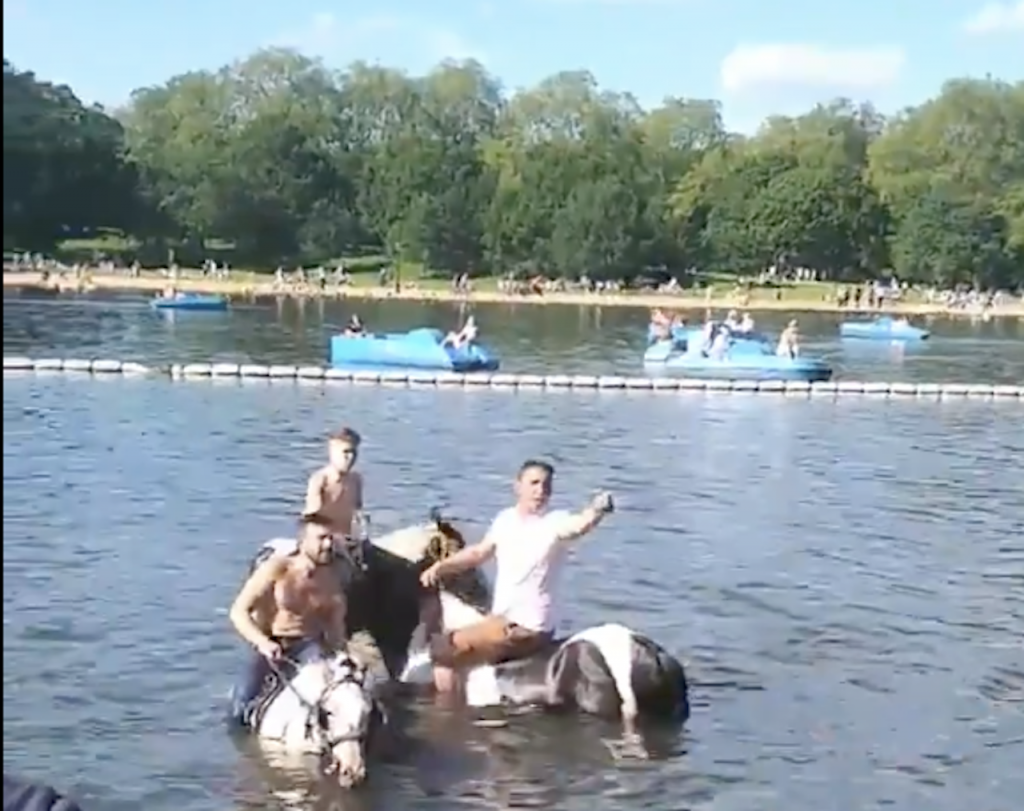 Londonezii, îngroziți de nomazi călare. Au intrat dezbrăcați în lacul în care înotau copii