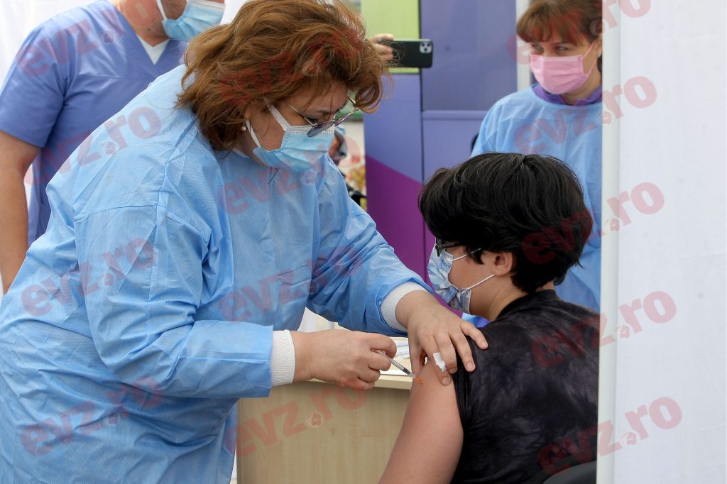 Vaccinarea copiilor anti-COVID: 67% dintre părinți vor ca școlile să impună imunizare obligatorie. Încrederea în autorități a scăzut SONDAJ