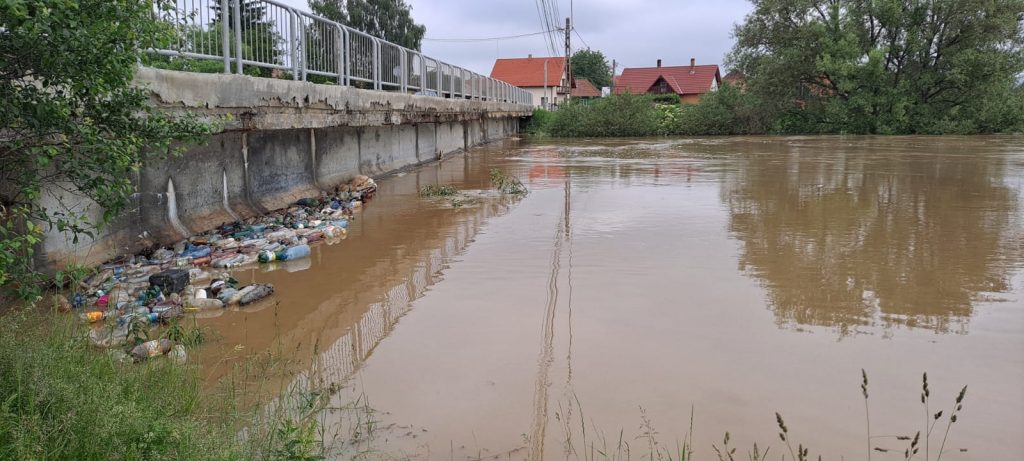 Alertă în România. Râul Călmățui este poluat. Oamenii sunt avertizați să nu folosească apa