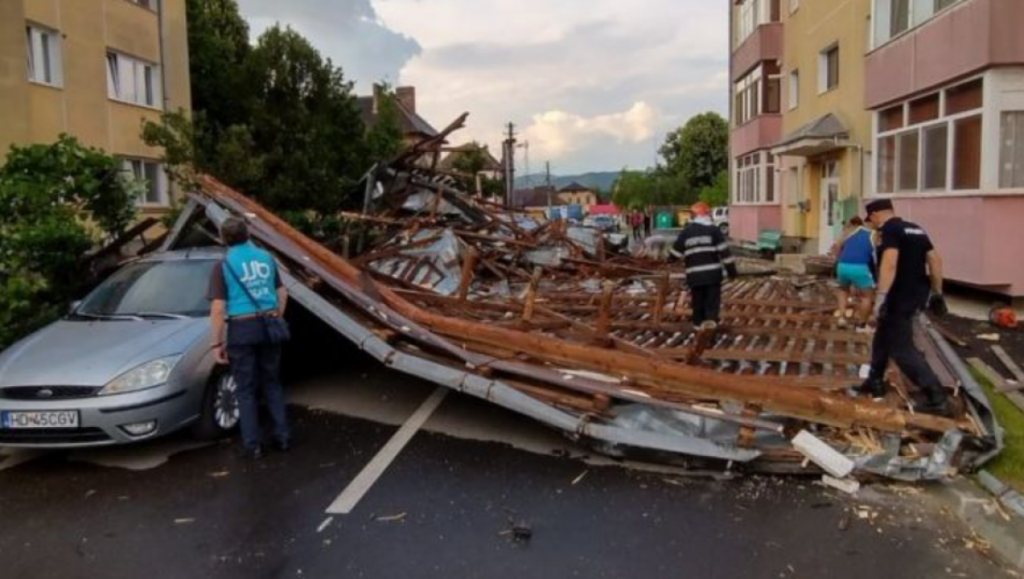 Ciclon în România. Trei mașini au fost distruse de un acoperiș smuls de furtună