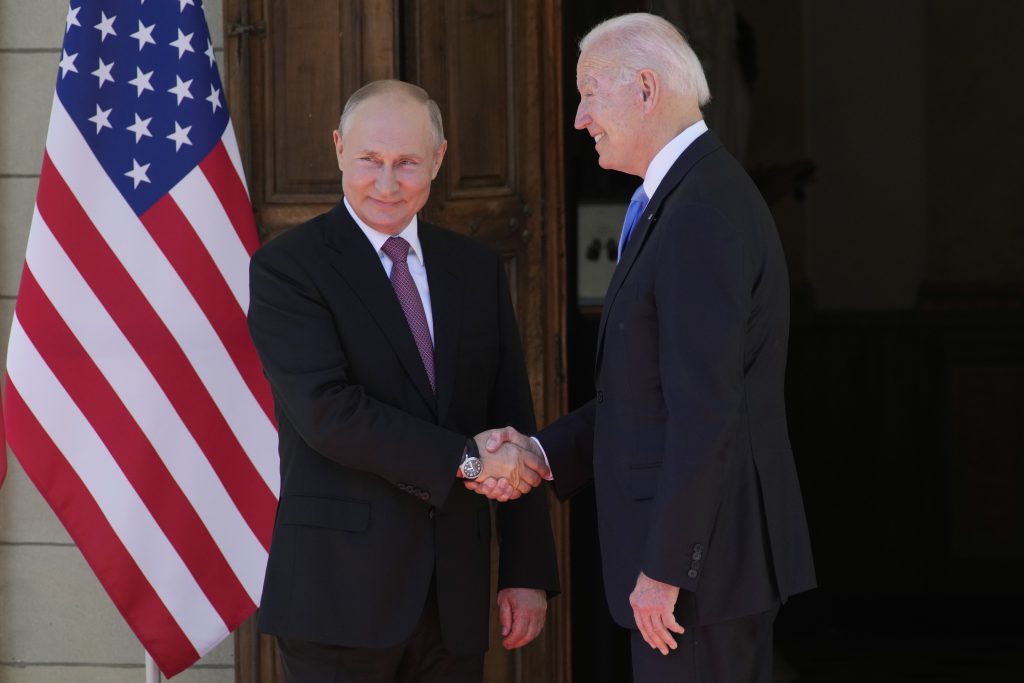 Ce cadouri i-a făcut Joe Biden lui Vladimir Putin în cadrul întâlnirii de la Geneva. Daruri cu semnificații puternice