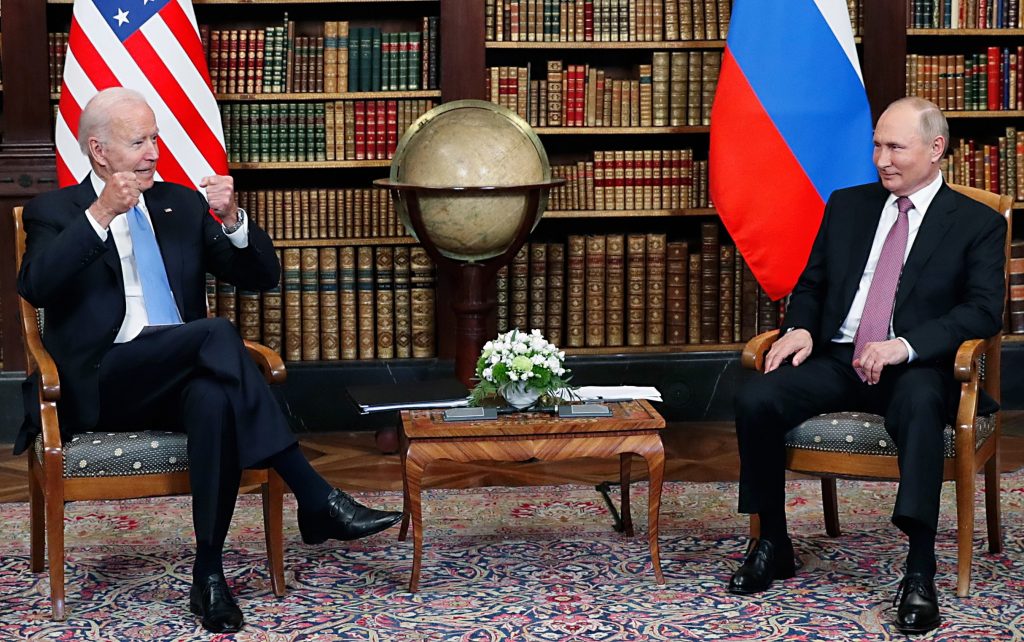 Ce nu s-a văzut la întâlnirea dintre Putin și Biden. Cum i-a luat Iohannis fața liderului rus. FOTO