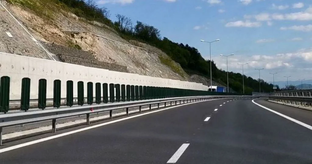 Cum arată o autostradă ecologică. E construită din deșeuri de hârtie. VIDEO