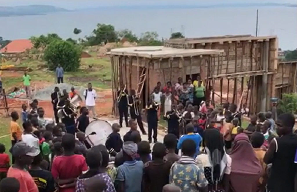 Imagini în premieră cu bisericile pe care le ridică Gigi Becali în Africa. Drept mulțumire, localnicii au învățat imnul României