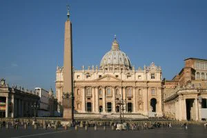 Moartea și misterul colecției de opere din cele 30 de lăzi ascunse cupola Sf. Petru. Don Michele Basso a fost găsit mort în dormitor