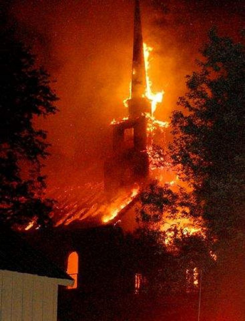 Două biserici au fost incendiate în Canada. Asta după ce au fost descoperite 751 de morminte ale unor copii