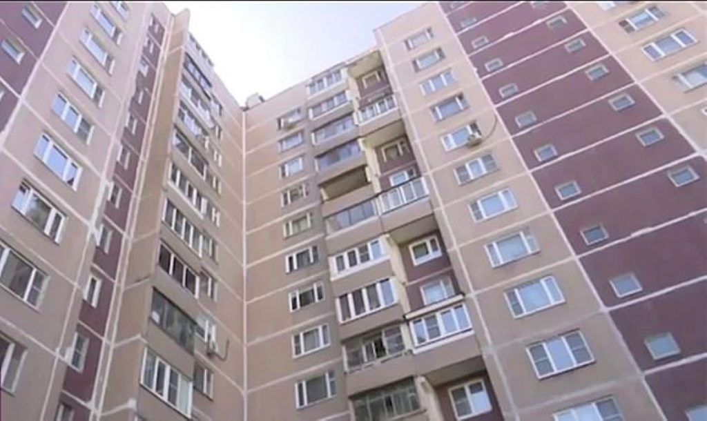 Un băiețel de nici 2 ani din Moscova a căzut pe geam de la etajul 14. Rupți de beți, părinții au aflat abia când poliția a sunat la ușă