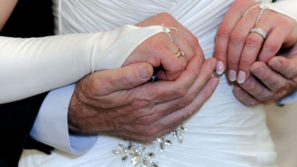 Un bărbat diagnosticat cu Alzheimer și-a recerut soția în căsătorie. Ce s-a întâmplat după ce femeia a ezitat