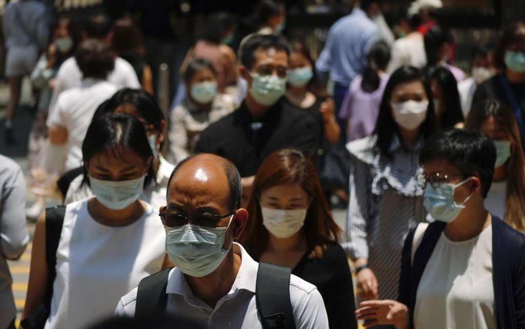 Hong Kong-ul obligă persoanele infectate cu Covid-19 să poarte o brățară de urmărire