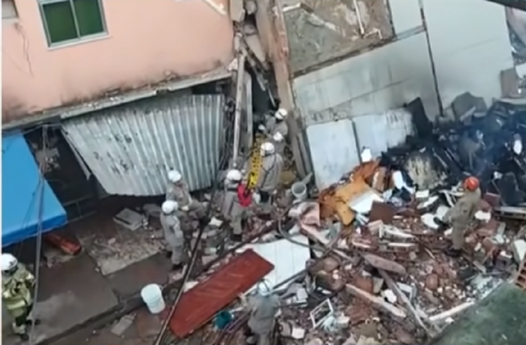 O clădire s-a prăbuşit din senin în Rio de Janeiro. Imagini tulburătoare. Video