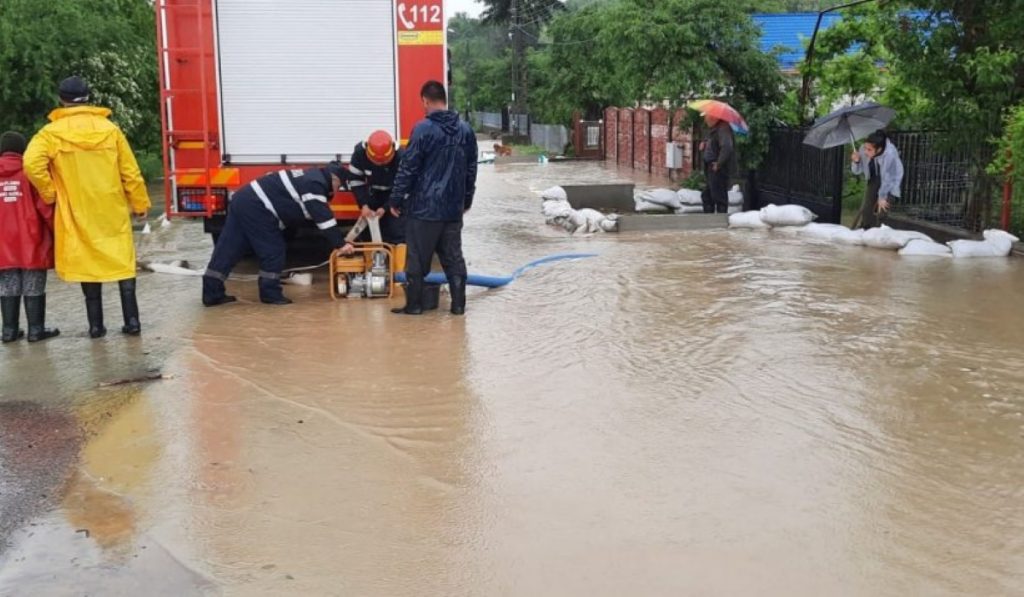 Pompierii au intervenit de urgență în Dâmbovița. Vijeliile au făcut prăpăd: gospodării inundate, copaci doborâți