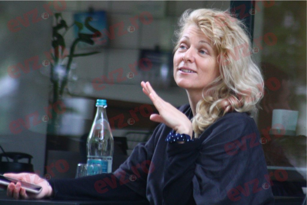 FOTO/Momente de respiro pentru Dana Nălbaru. Soția lui Dragoș Bucur a ieșit la o cafea cu un alt bărbat decât soțul ei