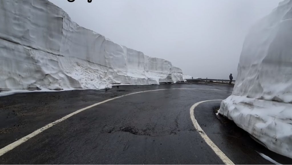 Ninge în România. Autoritățile intervin cu material antiderapant. VIDEO