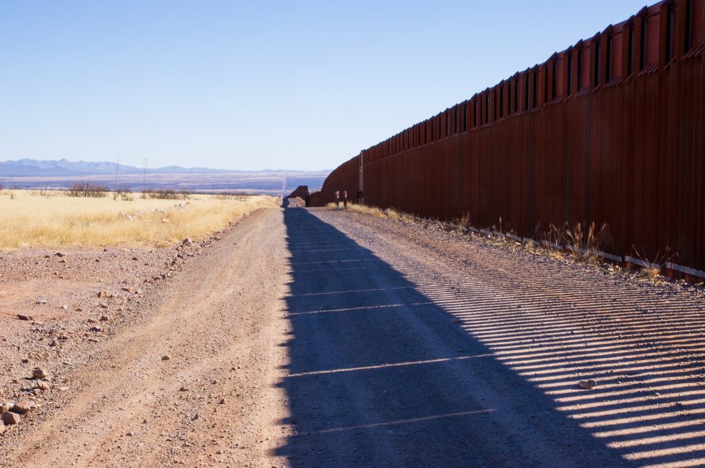 Guvernatorul statului Texas dorește continuarea zidului de la frontieră