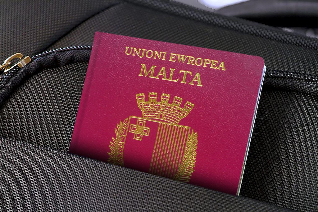 Comisia Europeană cere Ciprului şi Maltei să înceteze să mai „vândă” cetăţenia UE
