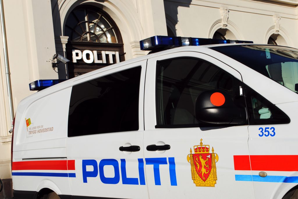 Un român a ucis o tânără în Norvegia, apoi a condus pe contrasens și a intrat într-un microbuz