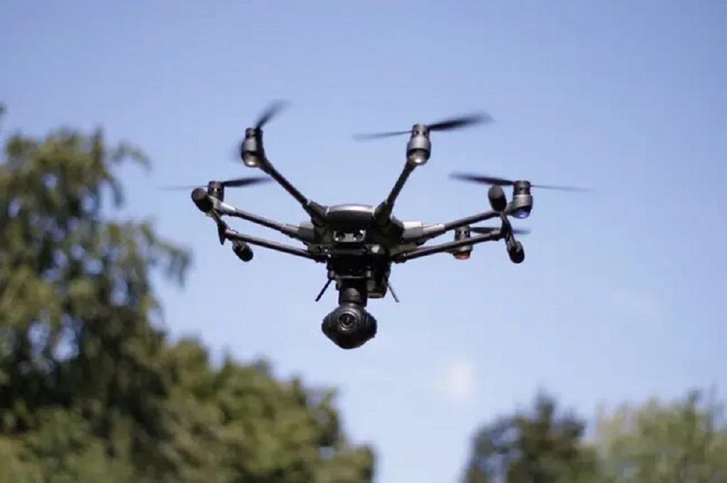 Țara unde poliția folosește drone pentru detectarea suspecților de Covid. Li se ”citește” temperatura din aer