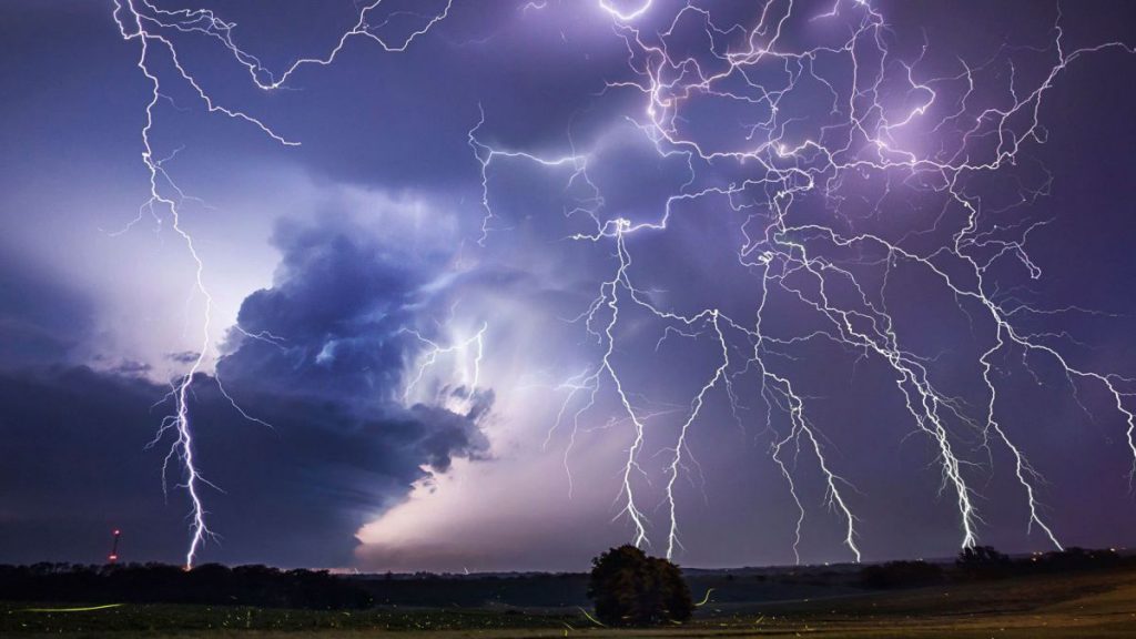 România va fi încolțită de furtuni și vijelii. Cu ce fenomene meteo ne vom confrunta în weekend